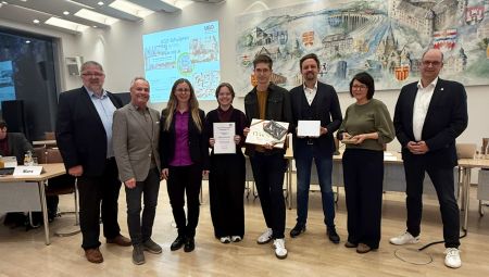Freuen sich über den Sonderpreis für die interaktive Ausstellung „Keine Likes für Lügen“: Schülerinnen und Schüler vom Reismann Gymnasium. © Kreis Paderborn, Petra Kotthoff